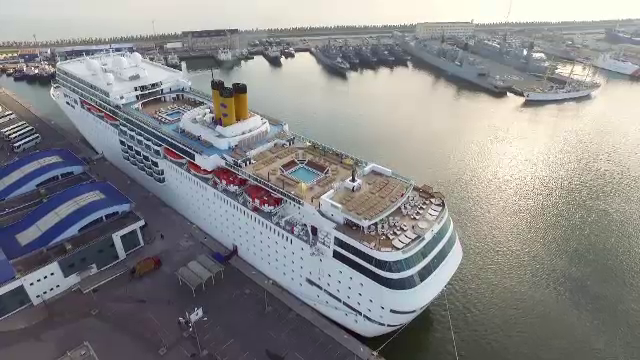Un "oras plutitor" a aparut in Constanta. Cum arata vasul de lux, unde o croaziera costa si 200.000 de euro/persoana