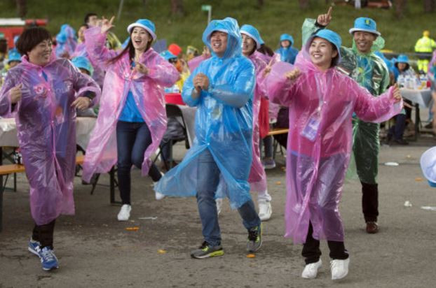 Patronul chinez care si-a dus cei 6.400 de angajati in excursie le-a facut acestora o noua surpriza! De data asta a platit 5.5 milioane de dolari