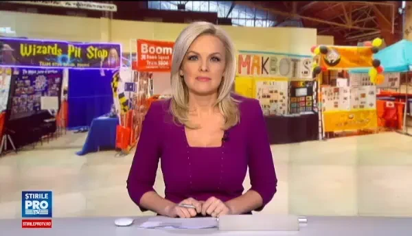 16 liceeni romani si robotul care le-a adus locul al treilea la Concursul Mondial de Robotica