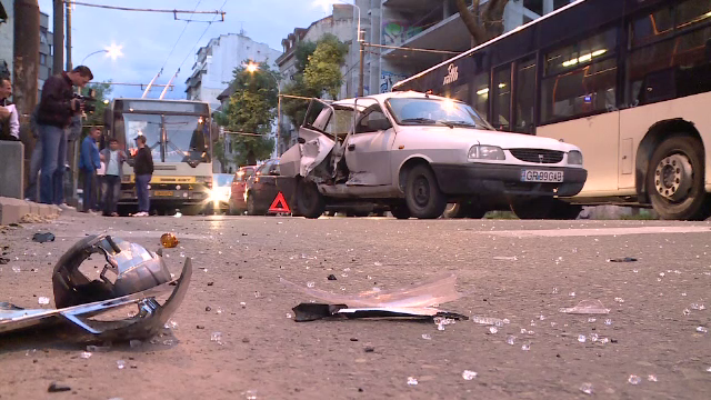 A trecut pe culoarea rosie a semaforului si a fost lovit de alte doua masini. Urmarile accidentului din Capitala