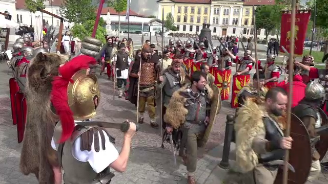Festival in cetatea de la Alba Iulia. Sute de actori amatori au readus la viata orasul de acum 2.000 de ani