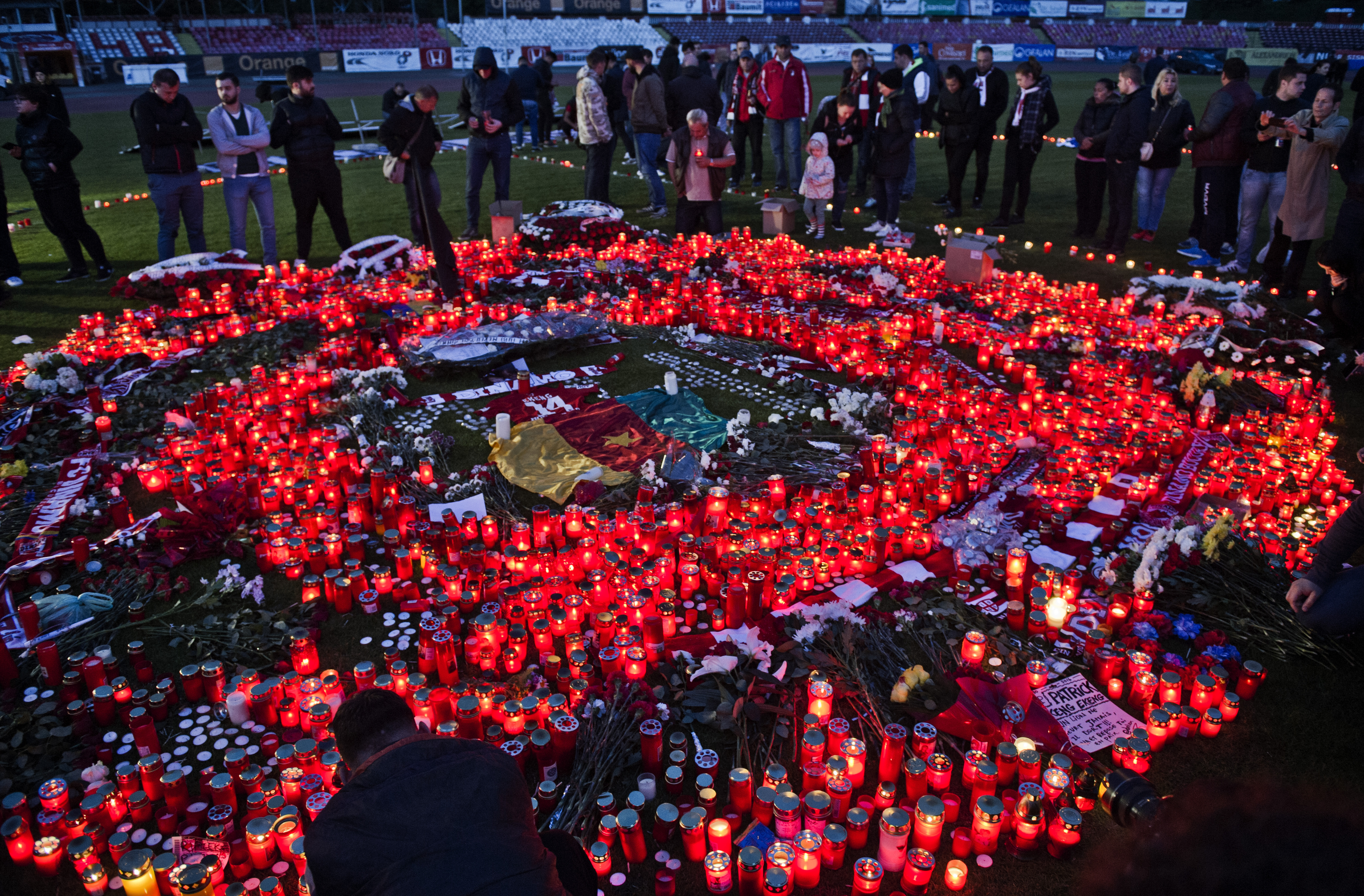Imaginea zilei in Stefan cel Mare. Oamenii au venit la stadionul Dinamo cu flori, lumanari si bannere si dupa caderea noptii