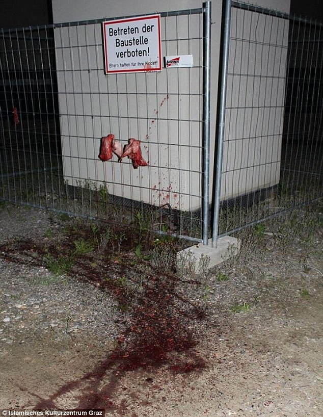 Un ziar austriac a publicat imagini cu atacul unui extremist asupra unui centru cultural islamic. Barbatul a fost arestat