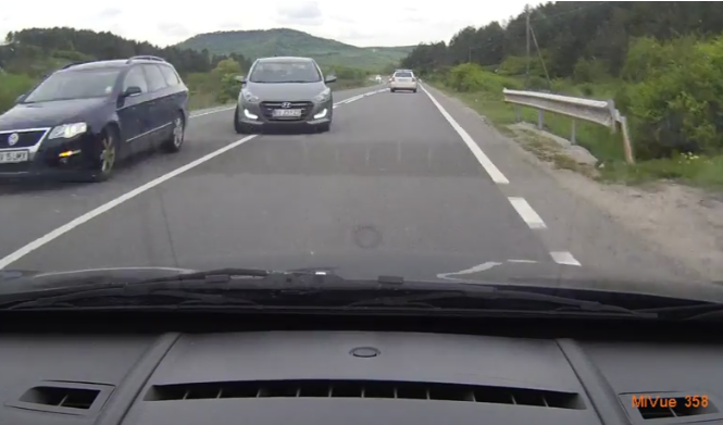 Spaima traita de o soferita dupa ce un BMW a intrat intr-o depasire periculoasa. Imagini filmate cu camera de bord