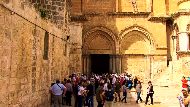 Viata romanilor care locuiesc in Locurile Sfinte, pe taram palestinian. "Cand trec pe langa ultra-ortodocsi, ascund crucea"
