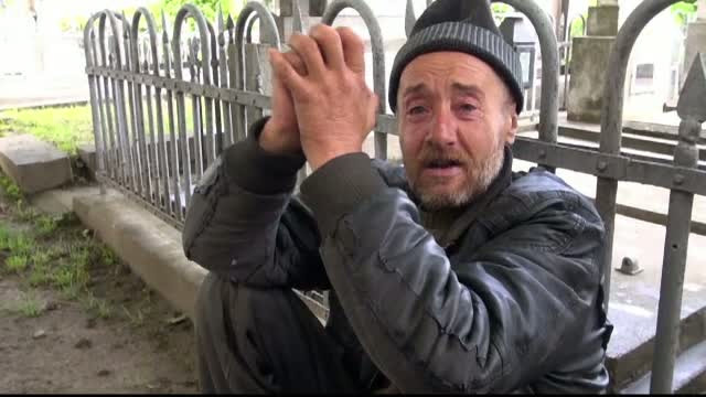Pastele Blajinilor, sarbatorit in avans. Cersetorii sositi la cimitir s-au declarat nemultumiti: "O sacosa goala. E saracie"