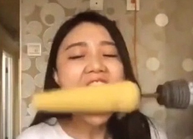 A vrut sa manance un stiulete de porumb ca-n desenele animate, dar a ramas cheala. Ce a facut aceasta tanara. VIDEO