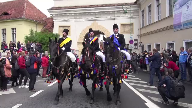 Spectacol pe strazile Brasovului: zeci de juni au defilat calare prin oras. Parada a continuat cu probe de forta