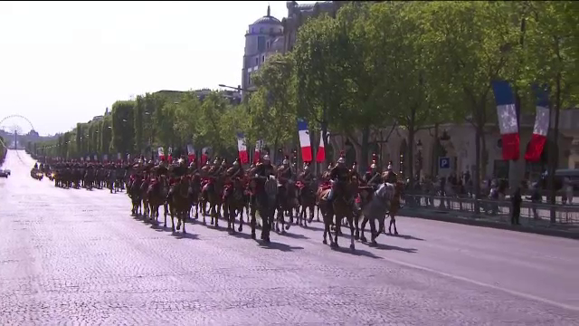 Parada pe Champs Elysees, la Paris, pentru a comemora 71 de ani de la sfarsitul celui de-Al Doilea Razboi Mondial