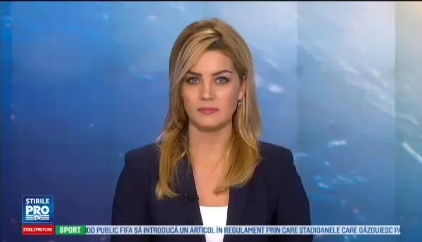 Momente inedite surprinse de camera, zoo. Un pui de girafa invata sa mearga, ajutat de mama lui