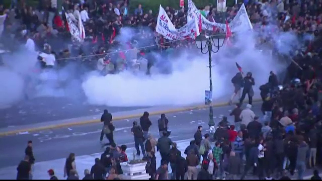 Proteste violente in Grecia dupa adoptarea reformei pensiilor si impozitelor. Expertii vorbesc iar de un faliment al tarii