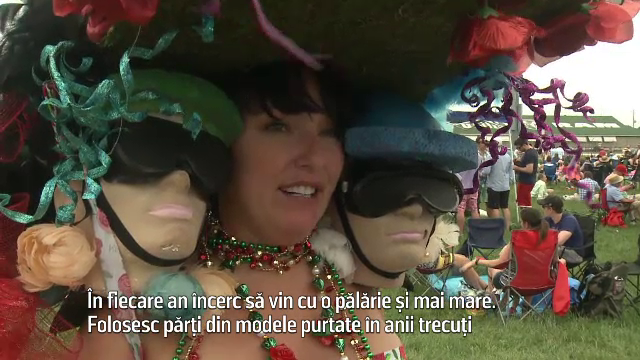 Parada creatiilor bizare la Derby-ul din Kentucky. Motivul pentru care aceasta femeie a mers acoperita cu o palarie cu masti