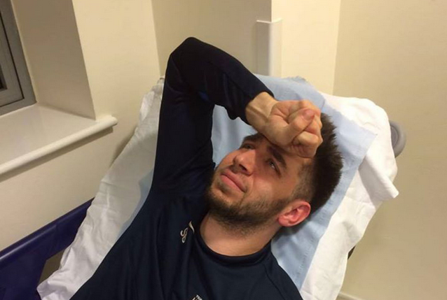 A plecat sa joace fotbal cu prietenii, dar a uitat sa-si dea jos verigheta. Ce a urmat dupa ce si-a prins degetul in gard