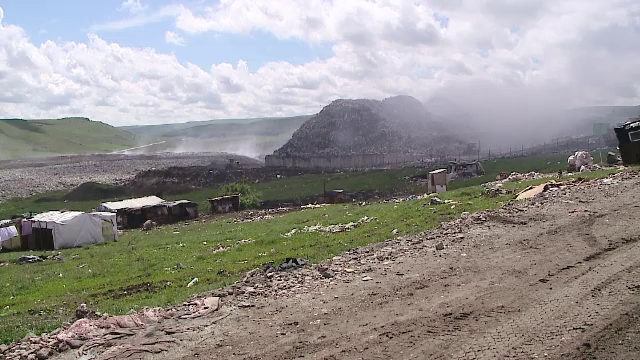 Incendiul de la groapa de gunoi din Cluj a fost stins dupa o zi. Primaria anunta ca la mijloc e o mana criminala