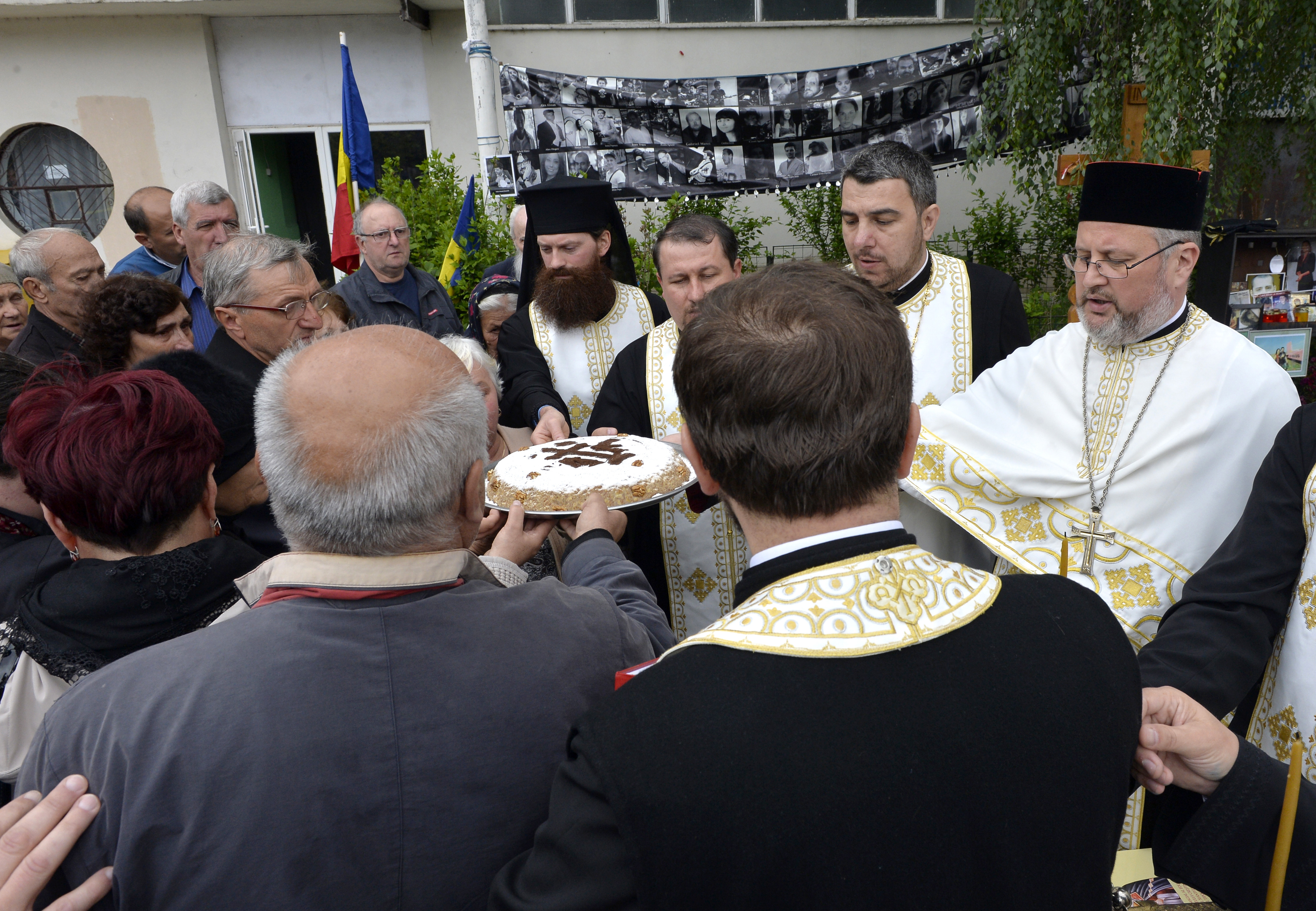 Slujba de pomenire a victimelor de la Colectiv: "Ei nu suporta arestul la domiciliu, dar noi suportam sa stam fara copii?"