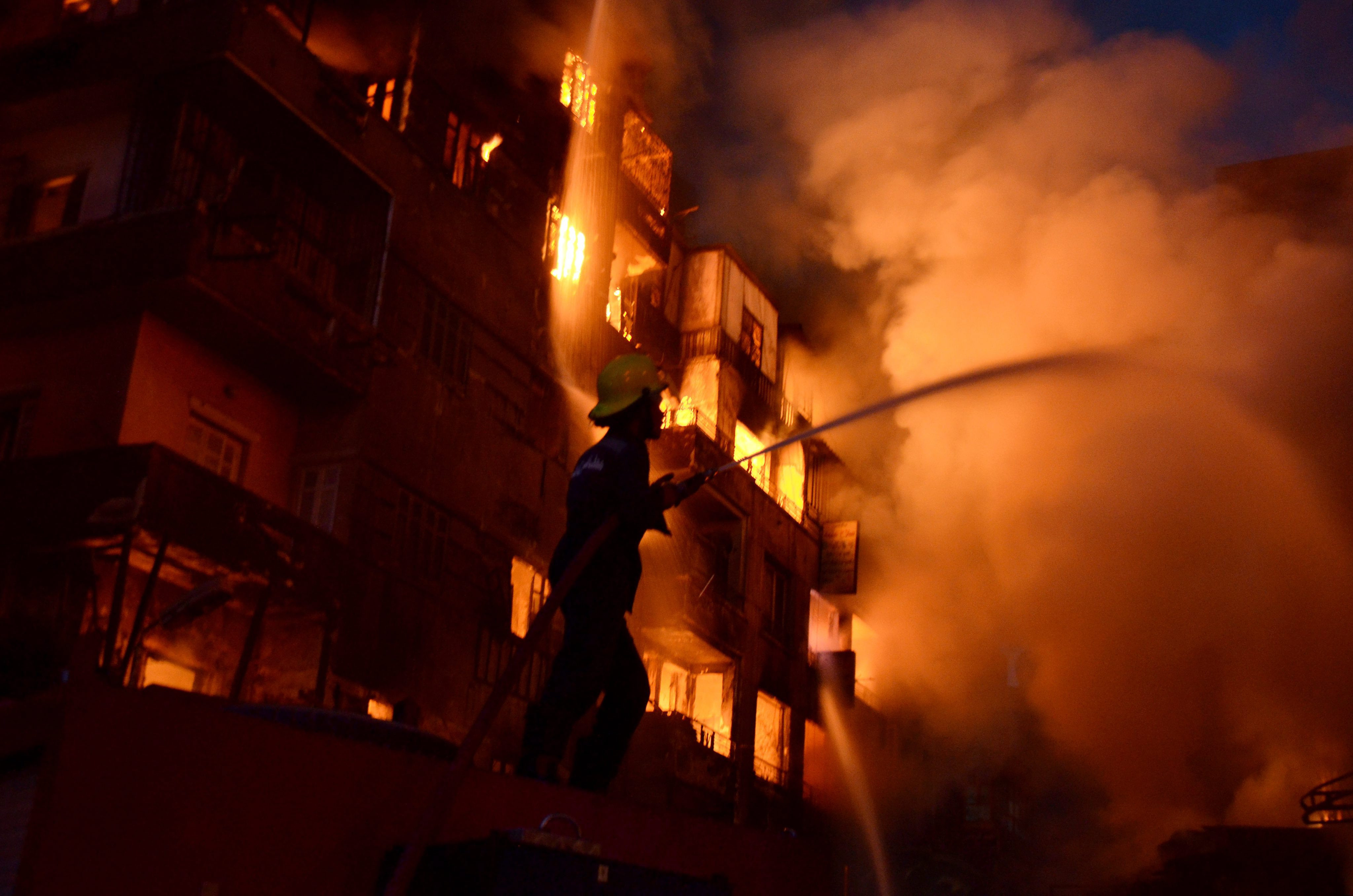 Incendiu urias in Cairo. 81 de oameni au fost raniti dupa ce flacarile au cuprins cinci cladiri. FOTO