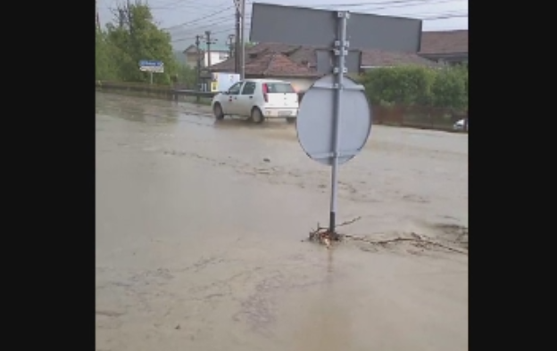 Case inundate si gradini distruse. Peisajul "apocaliptic" ramas in urma ploilor si grindinei care au lovit Prahova