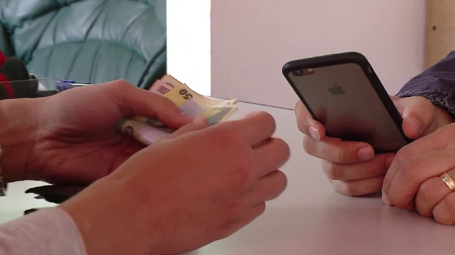 A cumparat un telefon performant la un pret foarte mic, de la un comerciant de pe strada. Ce a gasit apoi barbatul in cutie