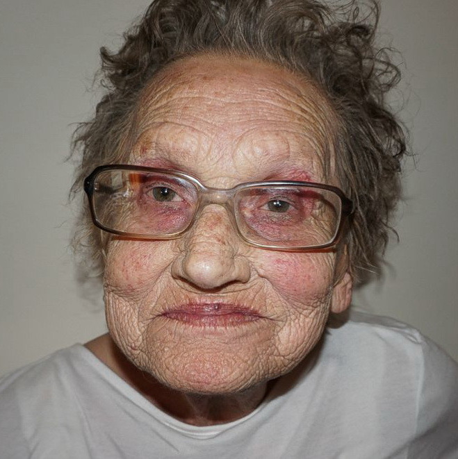 Transformarea spectaculoasa a acestei femei de 80 de ani dupa ce este machiata profesional de nepoata ei. Pozele sunt virale