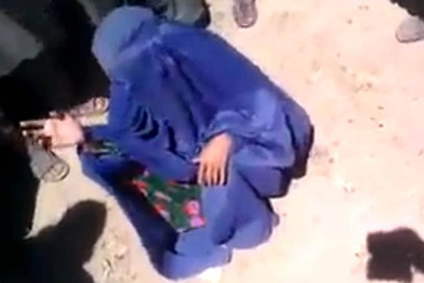 Executie filmata, in Afganistan. Talibanii au omorat o femeie, in multime, dupa ce a fost acuzata ca si-a ucis sotul