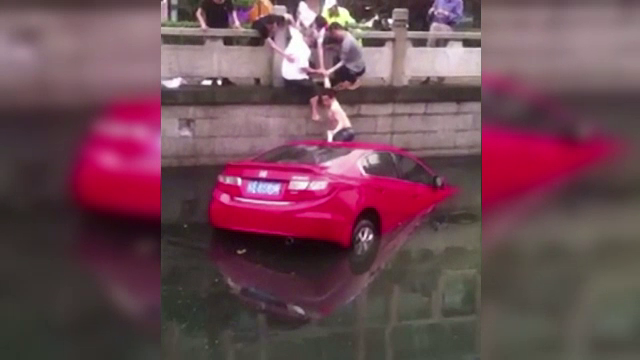 O soferita a incurcat frana cu acceleratia si a ajuns intr-un rau. Operatiunea de salvare dramatica a fost FILMATA