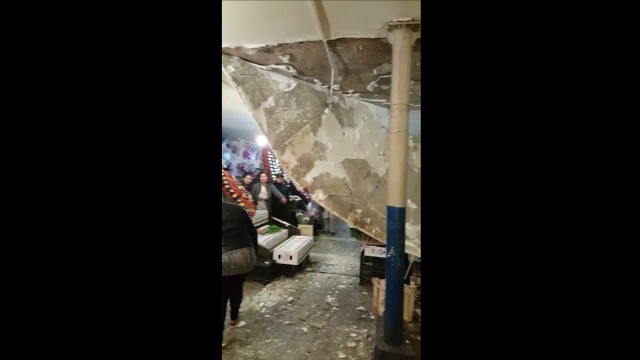 Tavanul unei piete din Ploiesti a cazut dupa ploile abundente recente. Pe cine arunca vina administratorii