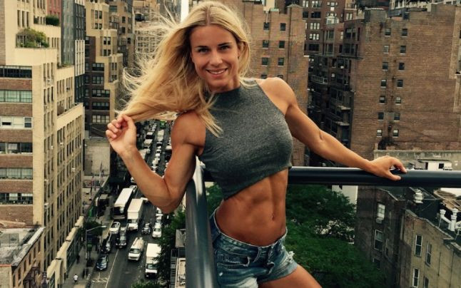 Cine este sexy-politista vedeta pe Instagram: "Te implor sa ma arestezi"