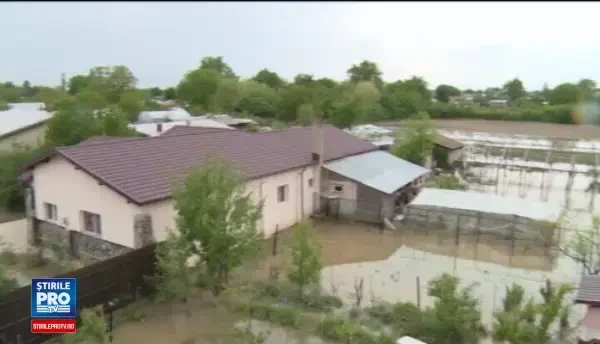 Case inundate si gradini distruse. Peisajul apocaliptic ramas in urma ploilor si grindinei care au lovit Prahova