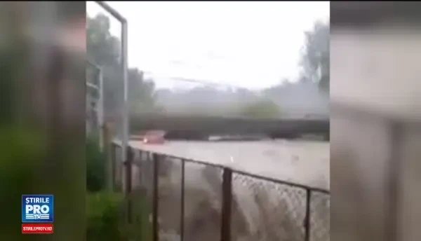 Rupere de nori, in Valcea, luni dupa amiaza. Un sofer a fost luat cu tot cu masina de viitura