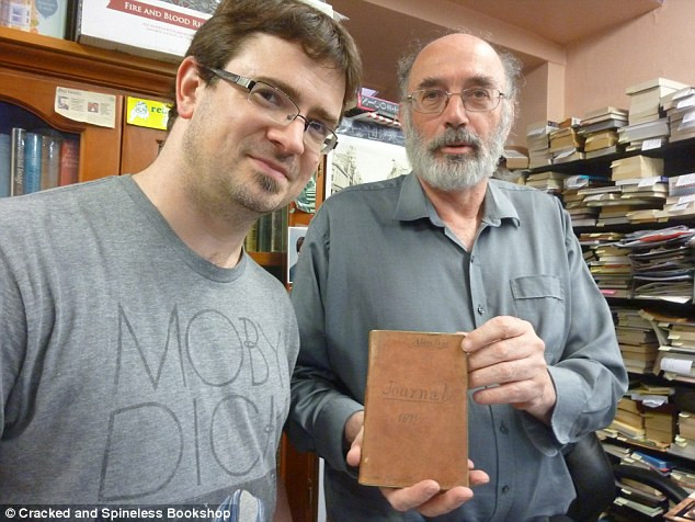 A dat peste o carte veche si a crezut ca nu valoreaza nici 20 de dolari. Cand a deschis-o a descoperit o comoara ascunsa