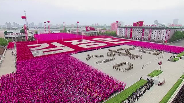 Defilare uriasa in Coreea de Nord, la finalul congresului Partidului Unic. Sute de mii de oameni au participat la ceremonie