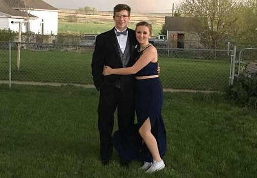 Se pregateau de balul bobocilor si au facut o poza in curtea casei. Ce se intampla insa in spatele lor e infricosator. FOTO