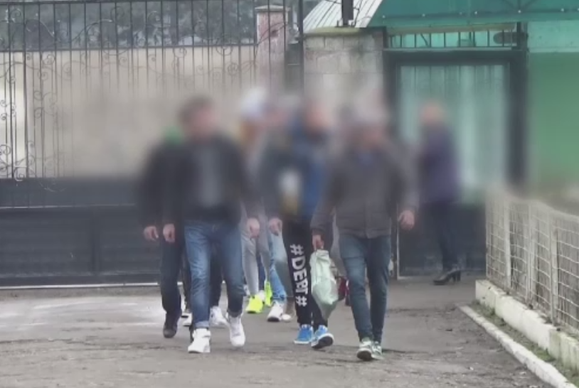 Mii de minori romani fac puscarie alaturi de adulti, in lipsa unor centre de reeducare. Ce se intampla insa dupa gratii