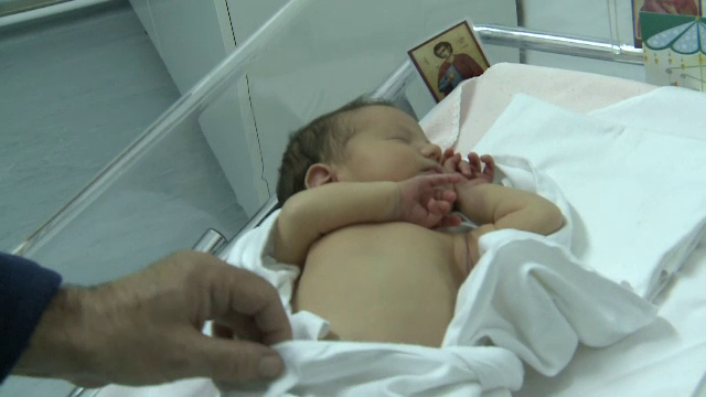 Mama care a abandonat bebelusul langa o pubela din Capitala, cautata de Politie. Fetita, botezata de femeia care a salvat-o