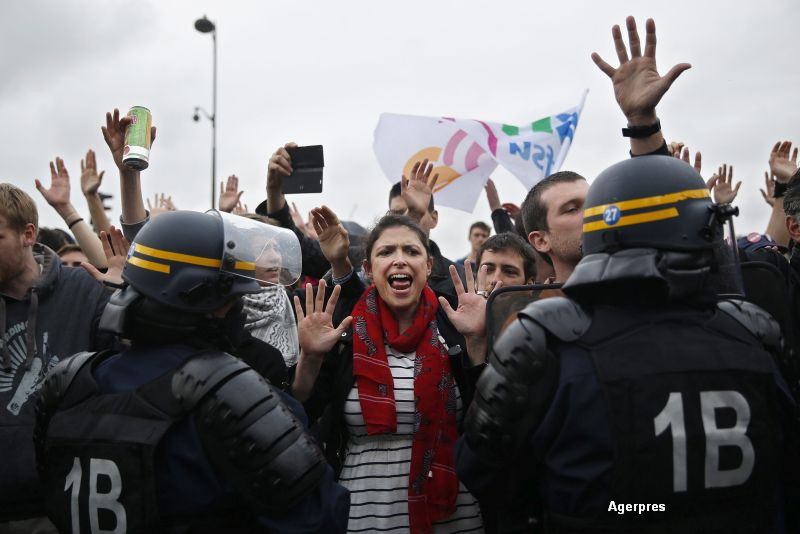 Proteste violente in Franta privind controversata lege a muncii. Sute de persoane i-au cerut demisia lui Hollande