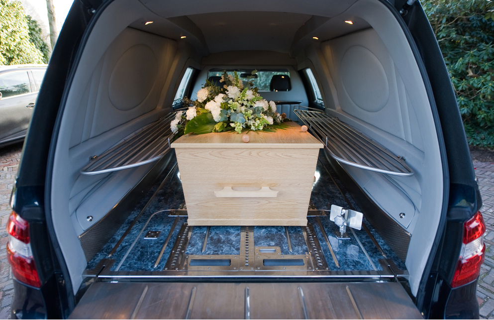 Reuters: Firmele funerare din România se zbat să țină pasul cu valul 4. „Vaccinați-vă, altfel veți ajunge pe mâna noastră”