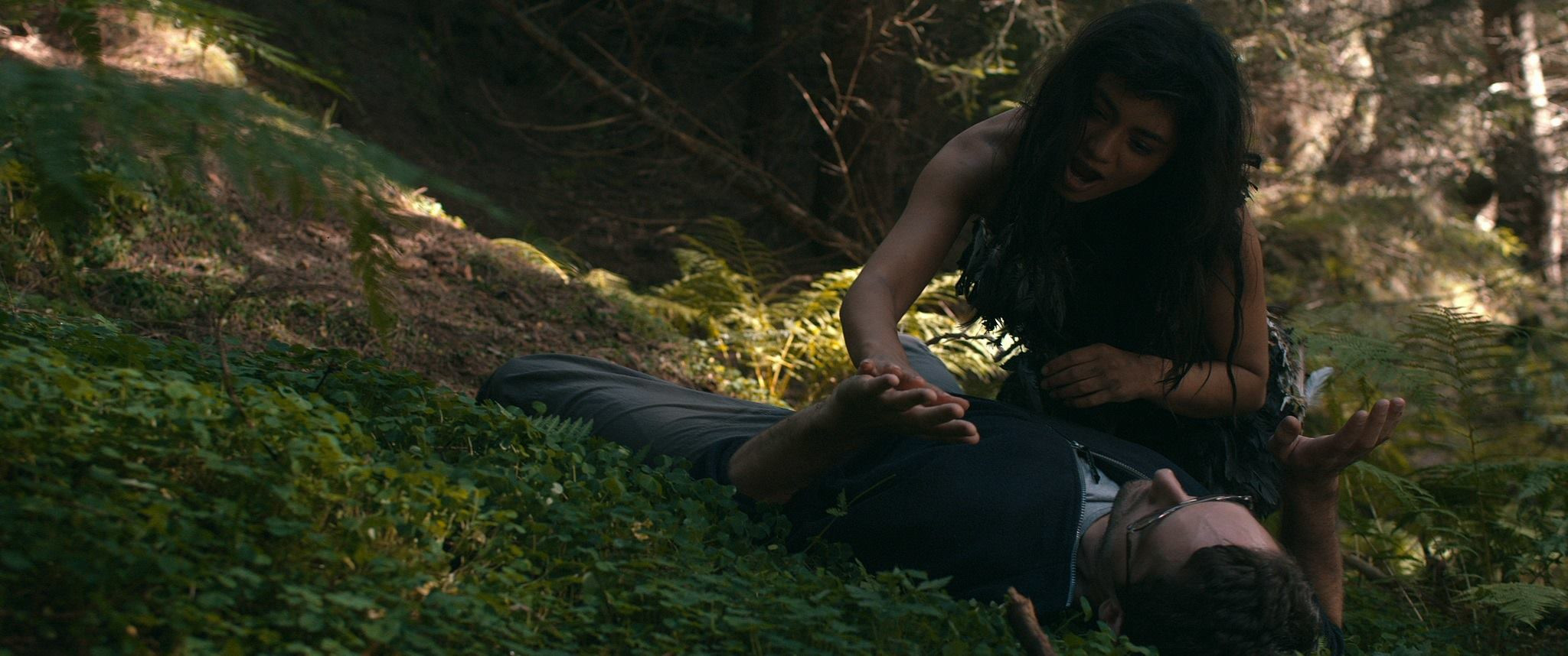 Aylin Cadir, "salbatica" plimbata in cusca prin centrul Capitalei. "Tudo", un altfel de film romanesc, din 13 mai, la cinema