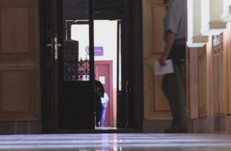 Incident extrem de grav la Judecatoria din Aiud. Un detinut a atacat o judecatoare dupa ce si-a auzit sentinta