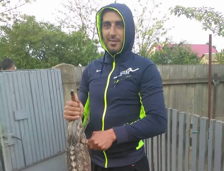 S-a pozat mandru cu un sac de sturioni pescuiti din Dunare, iar acum risca un dosar penal. Cine este barbatul