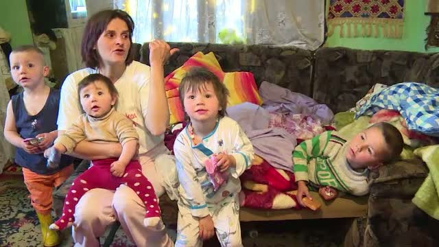Nu indraznesc sa viseze la jucarii si tot ce isi doresc este sa aiba casa lor. Drama unei familii cu zece copii din Rodna