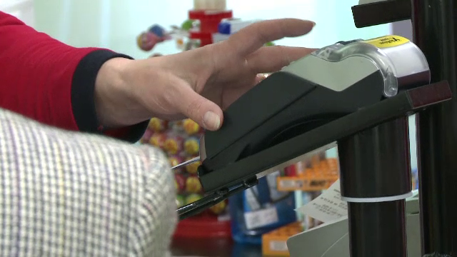 Cei care raman fara cash pot imprumuta maximum 200 de lei direct din magazin. Ce comision va plati clientul