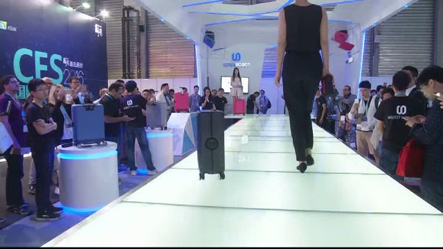 Cel mai mare targ de gadgeturi din Asia si-a deschis portile, la Shanghai. Cum arata troller-ul care isi urmeaza stapanul