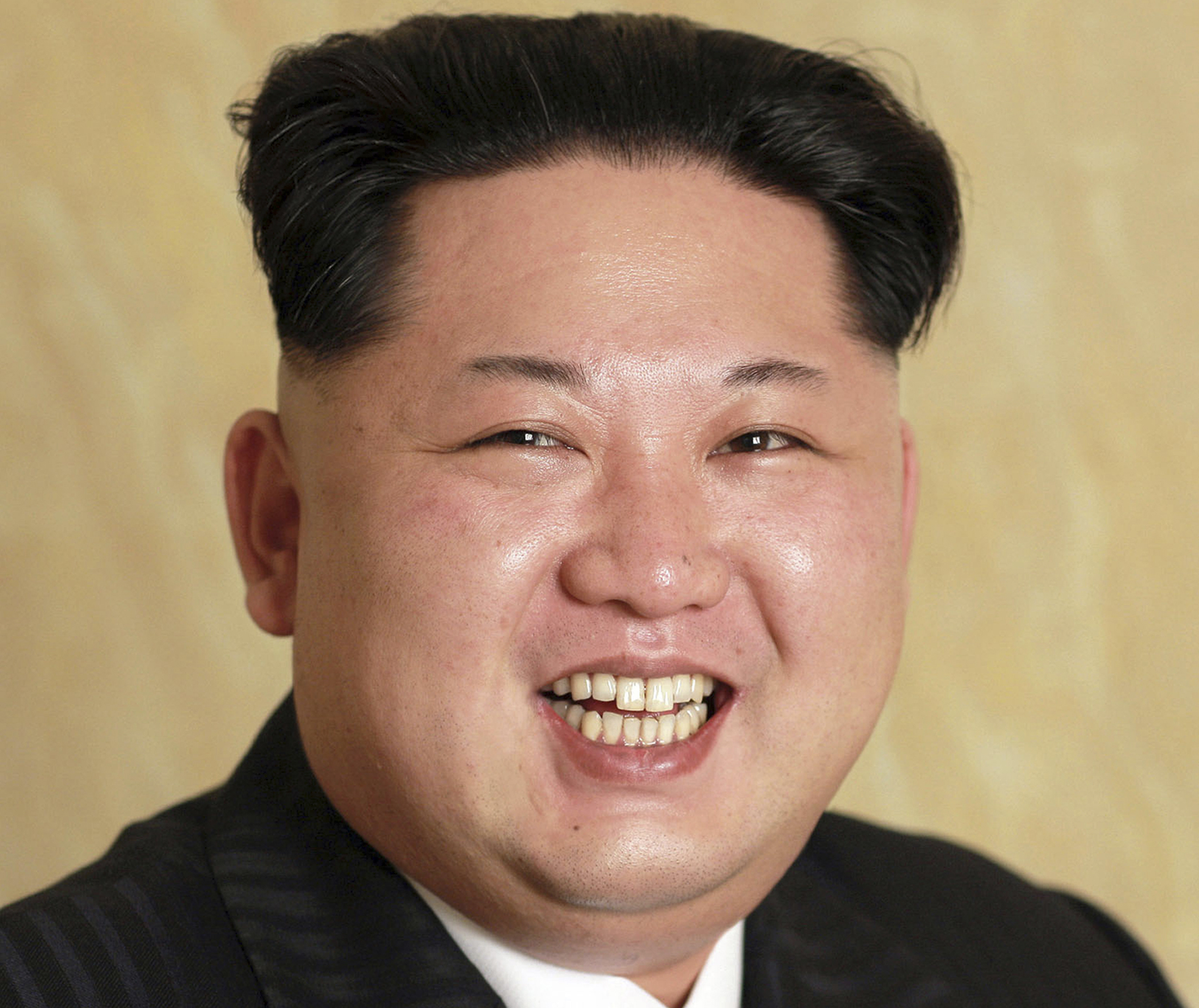 Cum suna, de fapt, vocea dictatorului Kim Jong-un. Controversele declansate de doua inregistrari facute la distanta de 2 ani