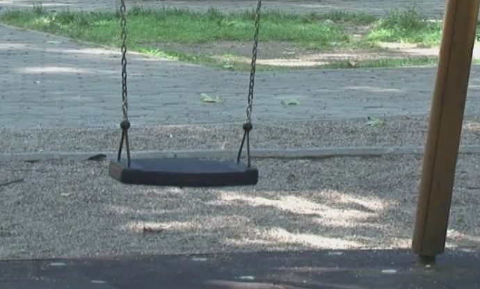 O fetita de 6 ani a cazut in cap din leagan si a ramas inconstienta pe jos. Micuta se afla in grija bunicii ei