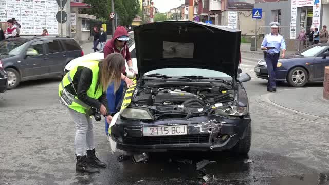 Ambulanta SMURD, implicata intr-un grav accident in Alba Iulia. Soferul vinovat avea permisul de conducere suspendat