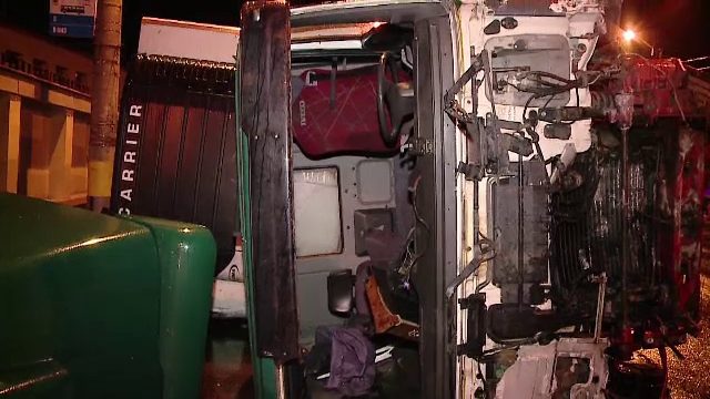 Un TIR care transporta frigidere si legume s-a rasturnat la iesirea din Cluj Napoca. Pagubele produse de accident