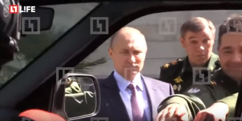 Gafa comisa de un lider militar in fata lui Vladimir Putin. Presedintele rus a inceput sa rada. VIDEO