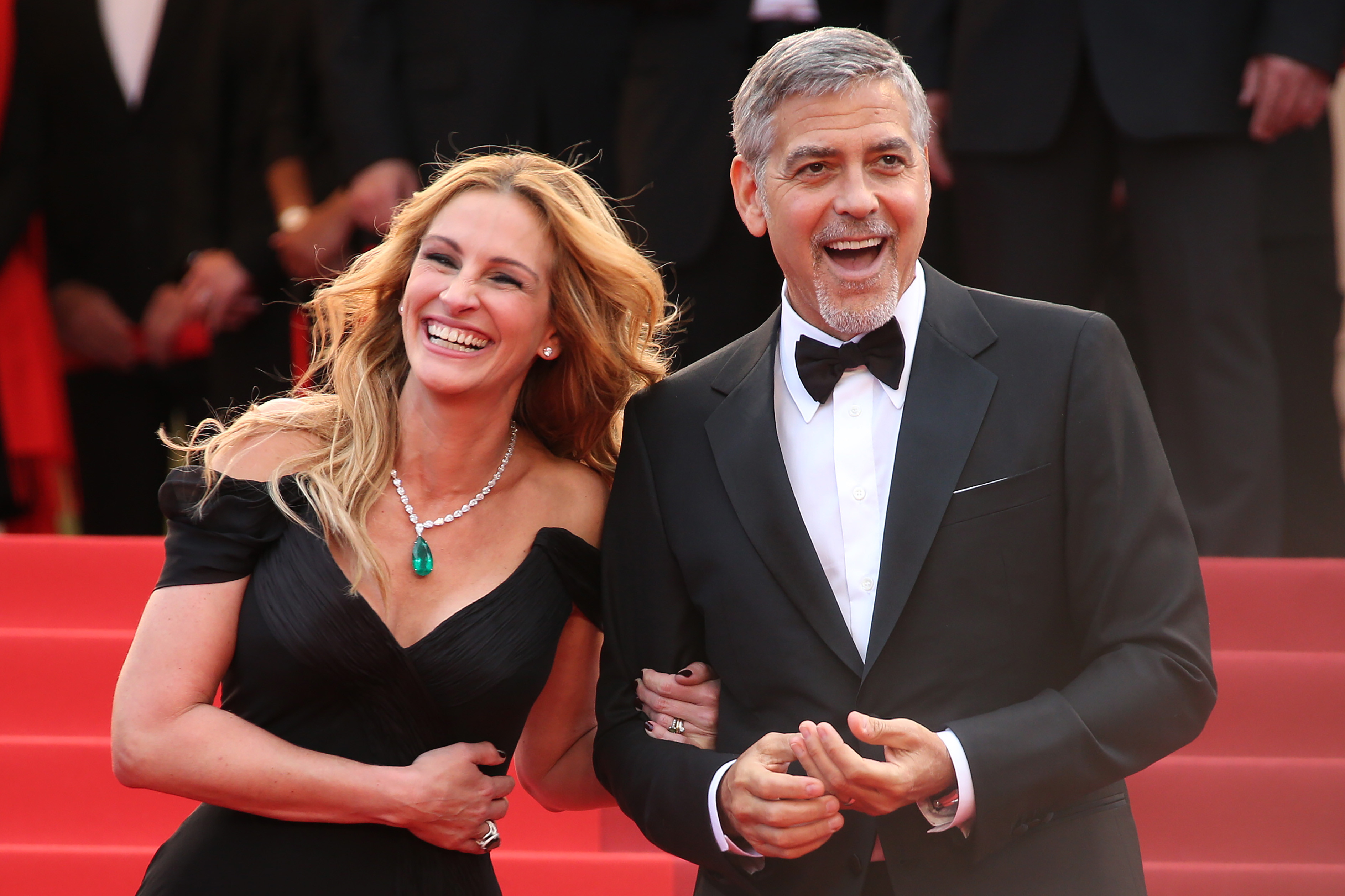 Cannes 2016. Julia Roberts a aparut desculta pe covorul rosu, iar Amal Clooney a avut ceva batai de cap cu rochia. FOTO