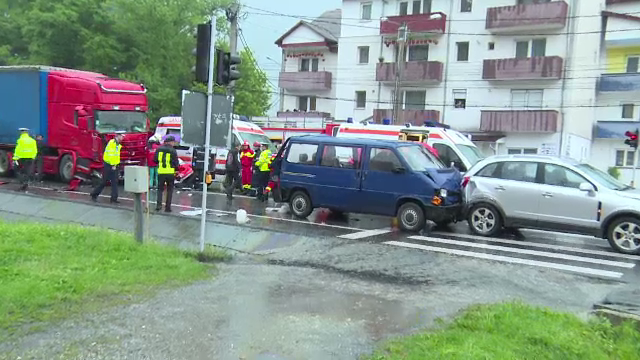 O femeie a murit si sapte oameni au fost raniti, dupa ce un TIR a lovit trei masini. Soferul vinovat da vina pe soseaua umeda
