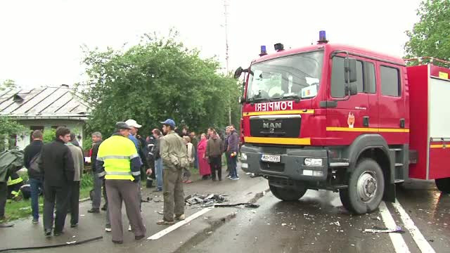 O femeie de 61 de ani a murit, dupa ce a intrat cu masina sub rotile unui TIR. "Nu mi-am dat seama daca a adormit la volan"